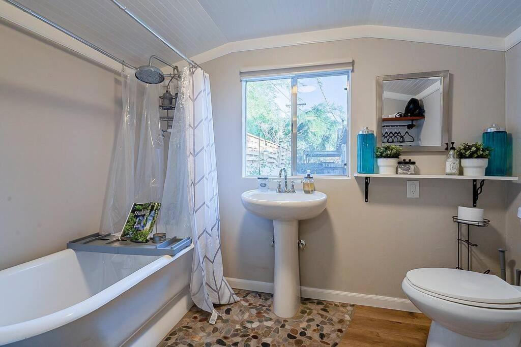 Cute Peaceful Tiny House Getaway W Backyard - Low Summer Rates! توسن المظهر الخارجي الصورة
